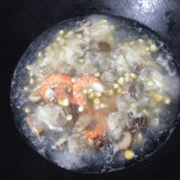 鲜虾香菇饺子面怎么做好吃_家常鲜虾香菇饺子面的做法
