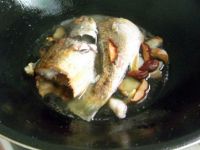 煎焖海鲈怎么做好吃_家常煎焖海鲈的做法