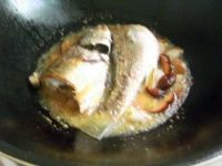 煎焖海鲈怎么做好吃_家常煎焖海鲈的做法